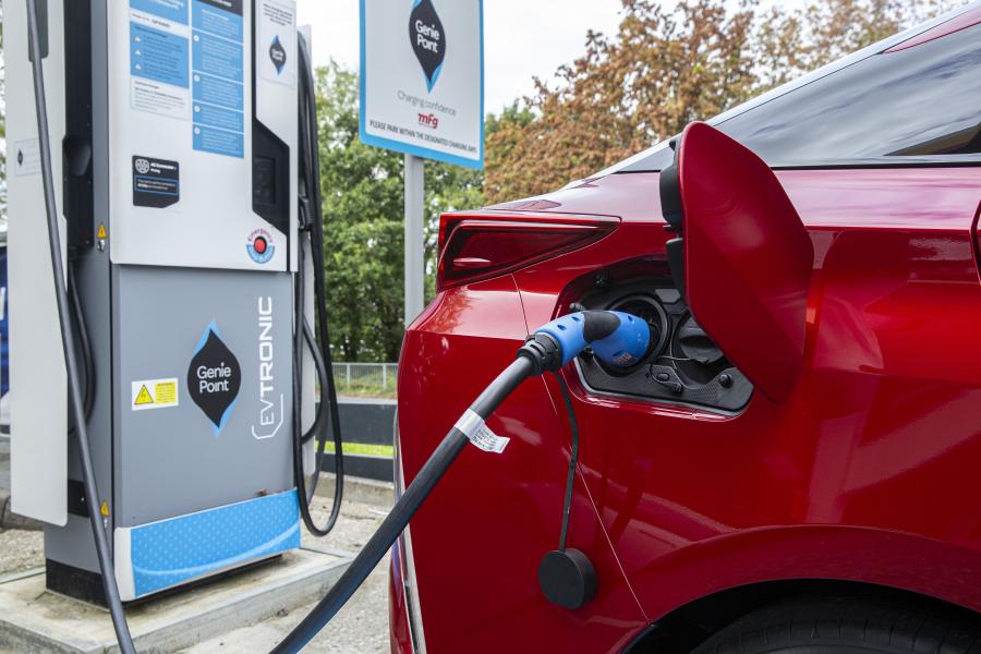Детали экстерьера Toyota Prius Plug-in Hybrid Business Edition+ 2019 года  (UK) (фото 22 из 30)